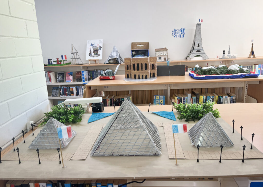 Student-made 3D models of famous attractions and tourist destinations in French speaking countries 